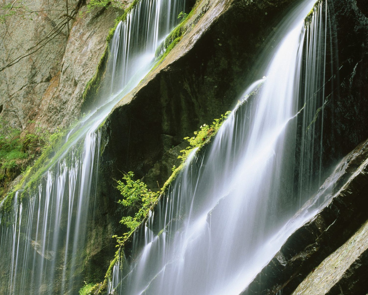 Льющаяся каскадом вода
