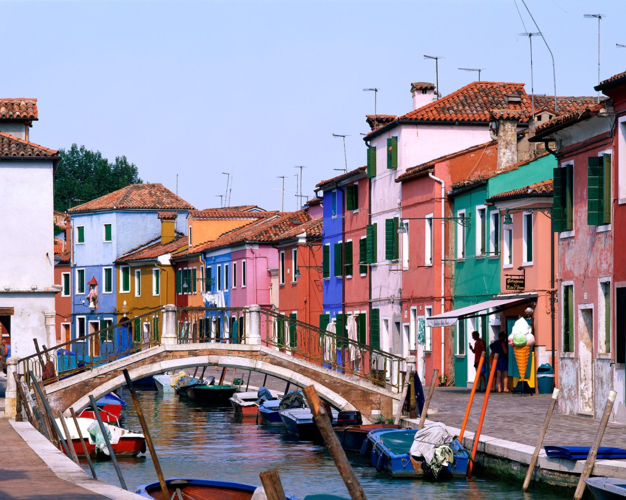 Речная улица, Италия