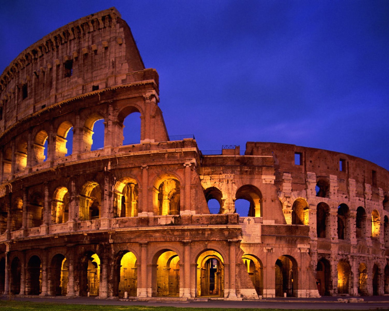 Римский Колизей ночью