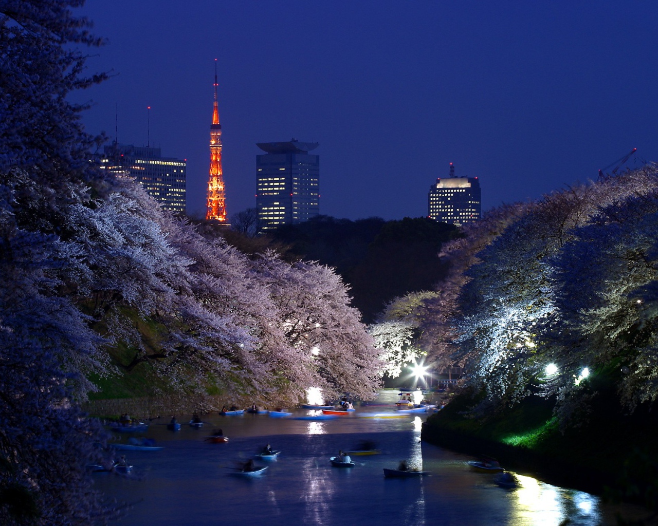 По городской реке