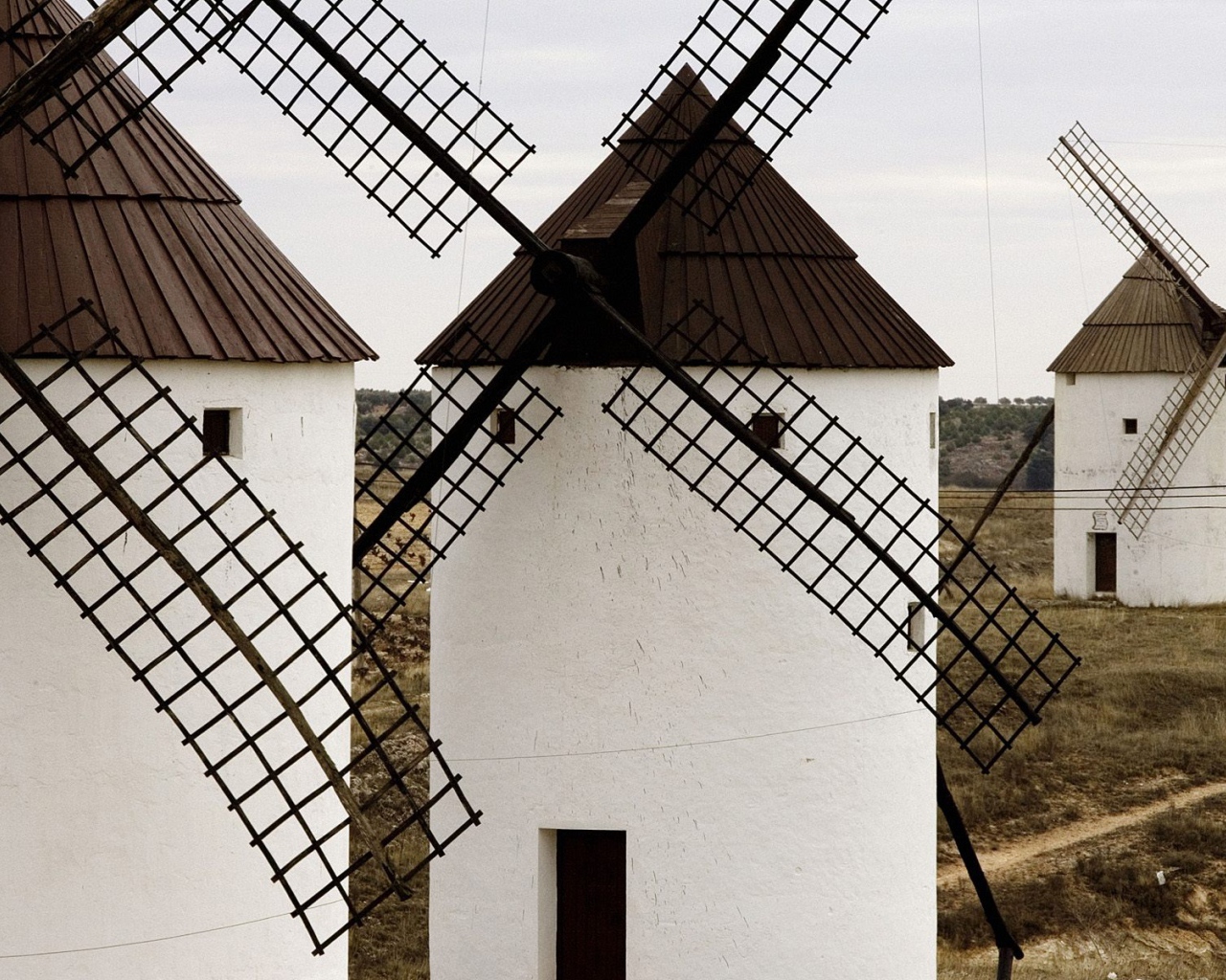 Три мельницы