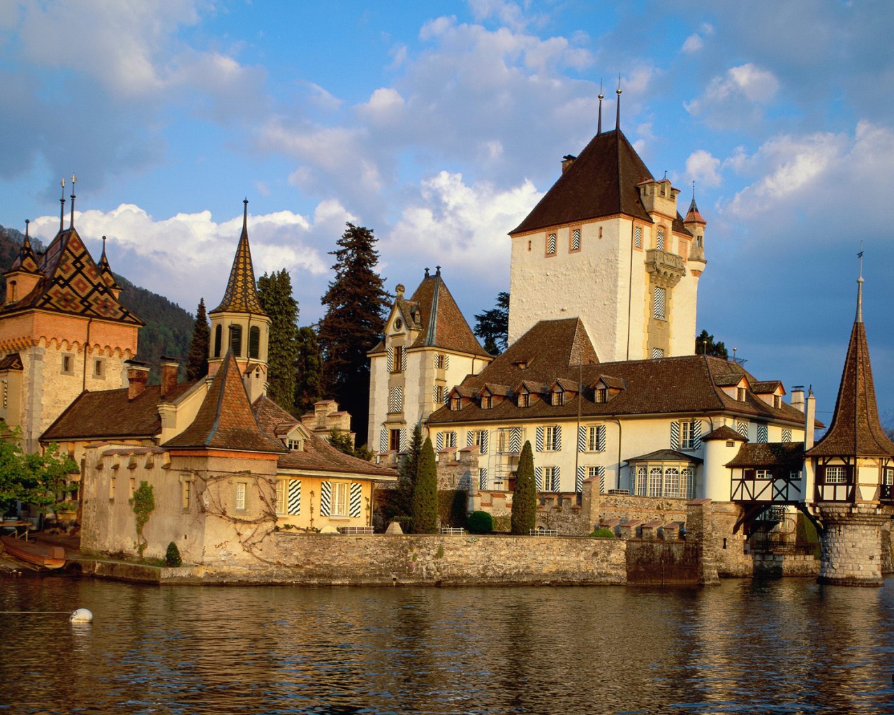 Замок Oberhofen, Озеро Thun, Швейцария