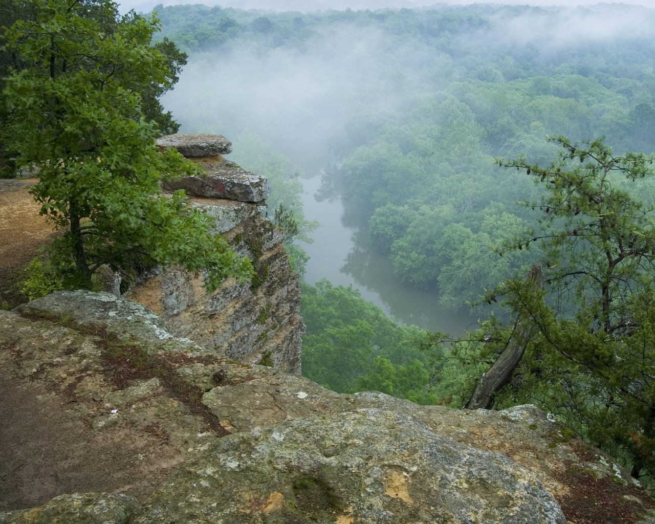 Скалы и река , США