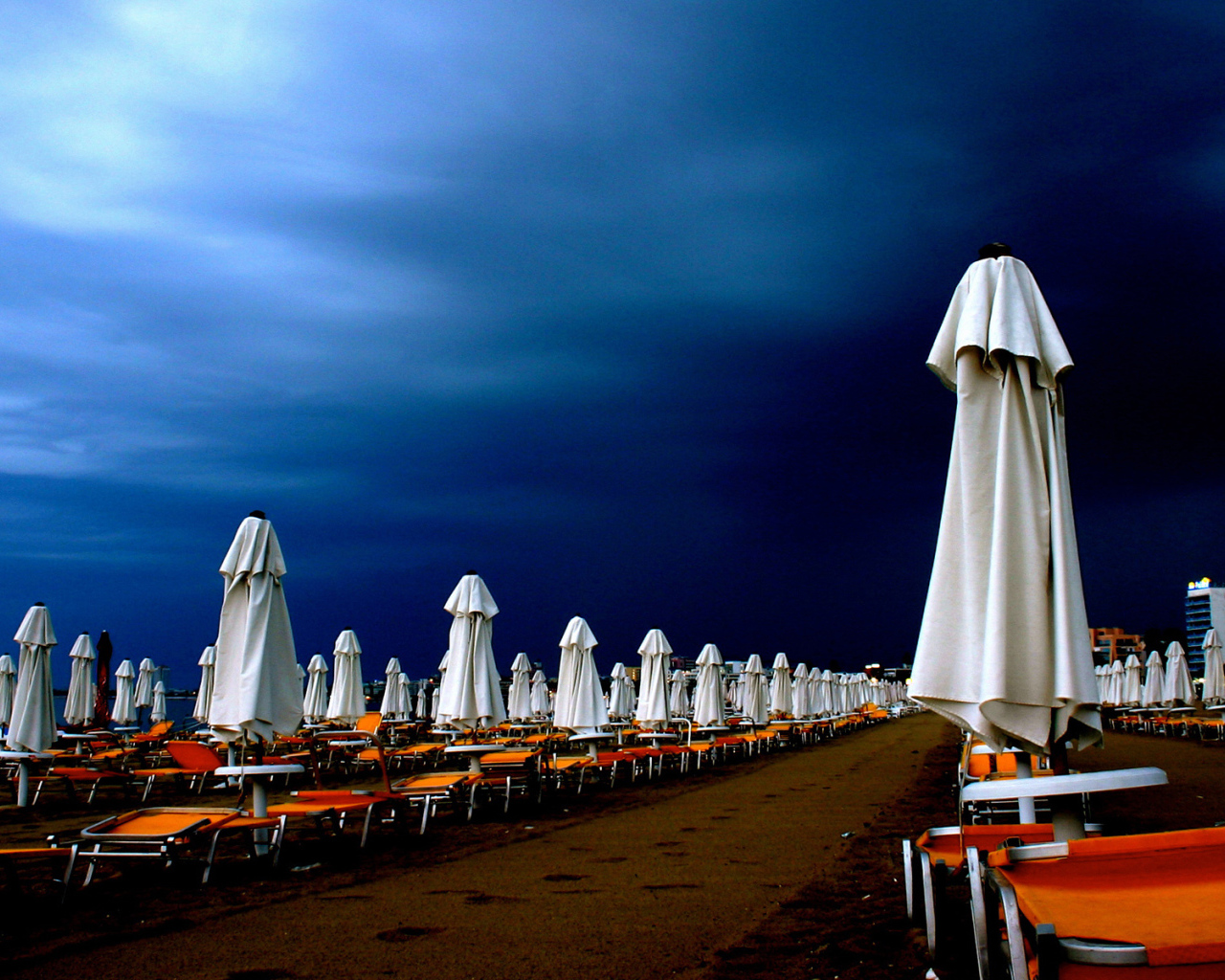 Пивные палатки в шторм