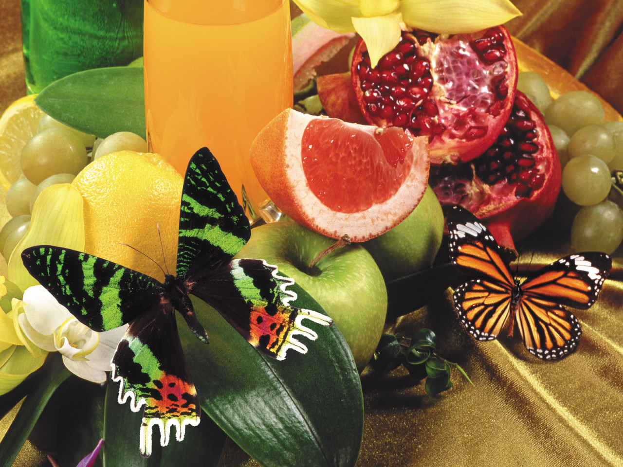 Маленькая бабочка на фруктах