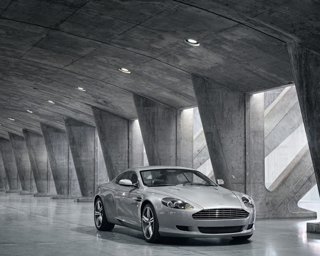 Шикарный Aston Martin