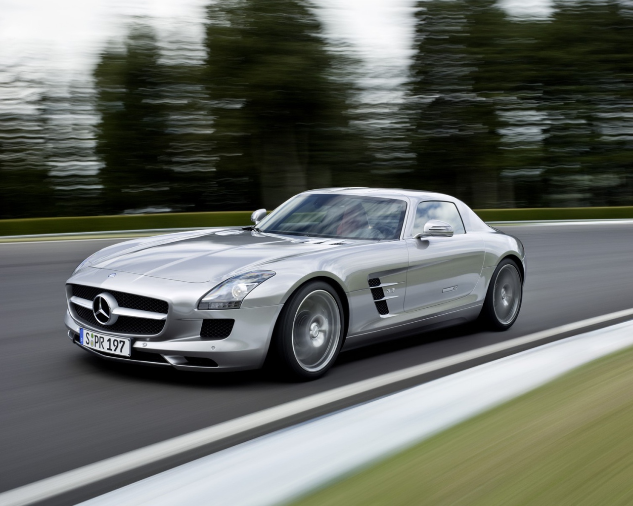 Авто Мерседес на дороге