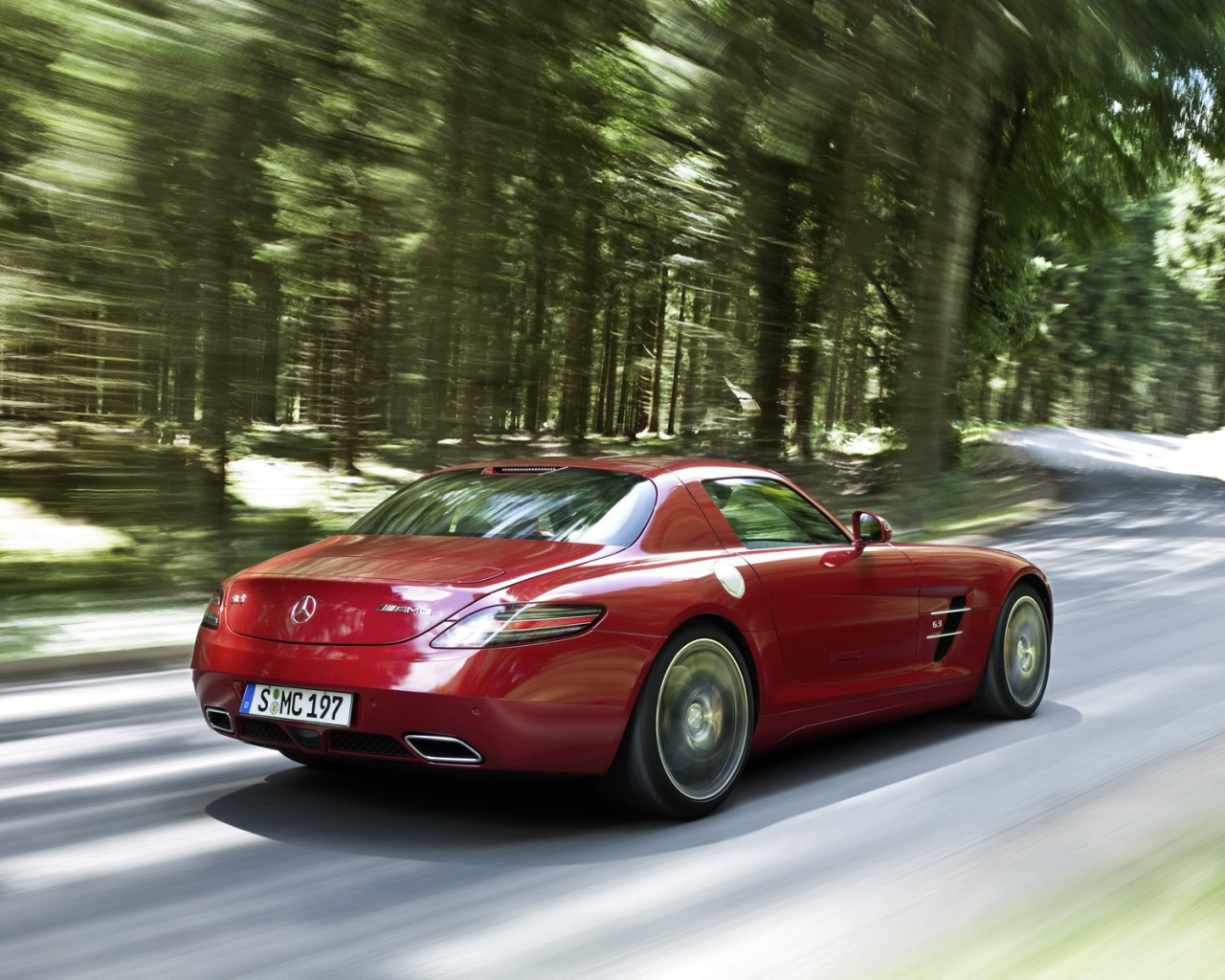 Красный авто Мерседес