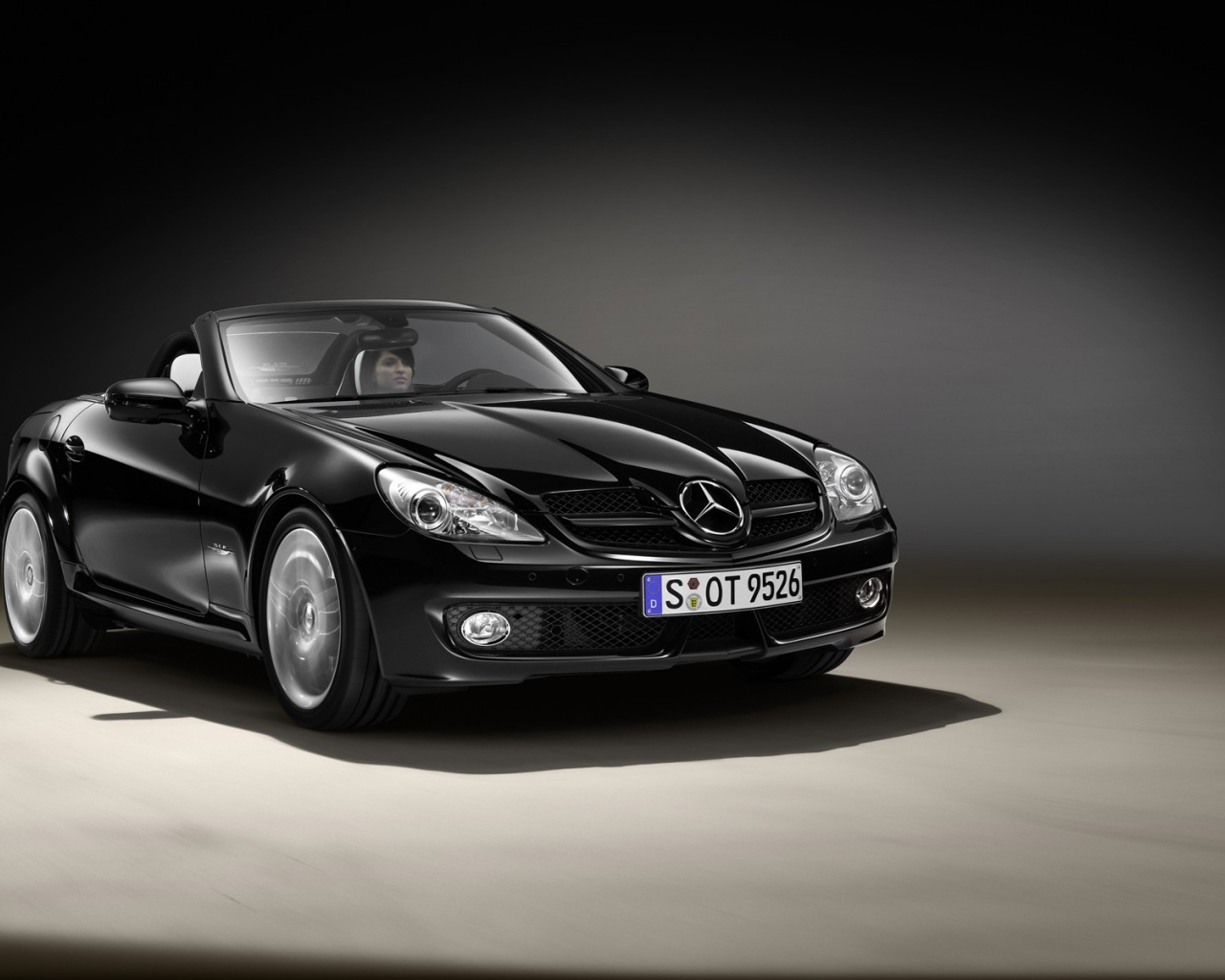 Девушка за рулем Мерседеса