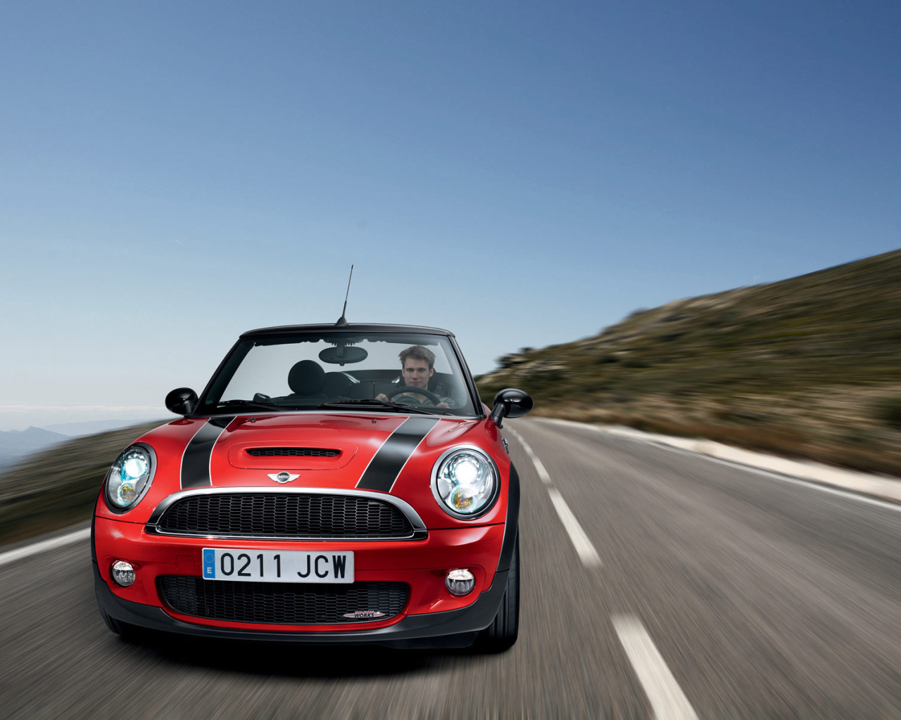 За рулем новенького Mini