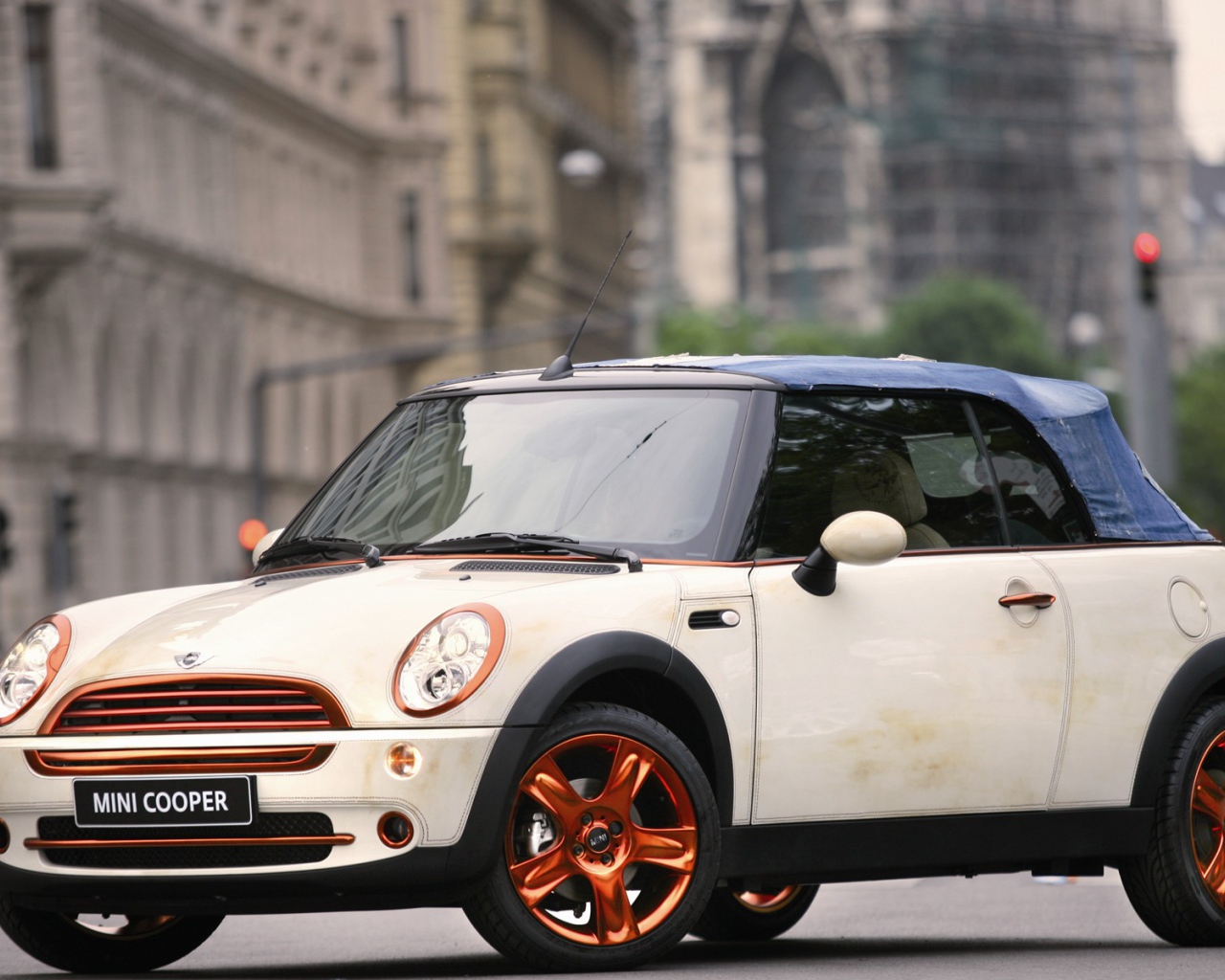 Белый мини купер