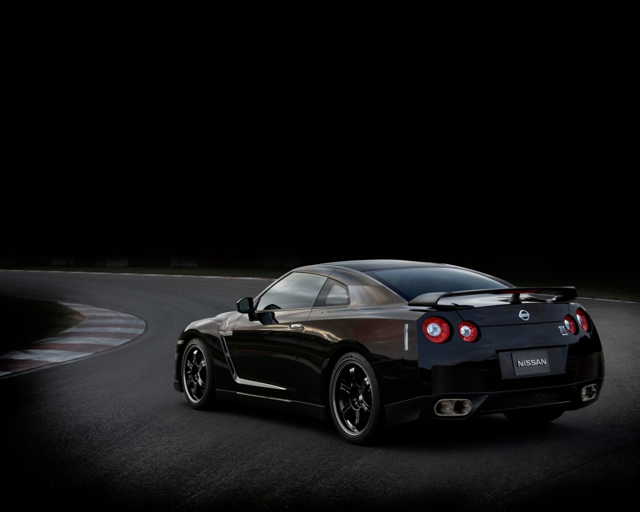 Черный Нисан