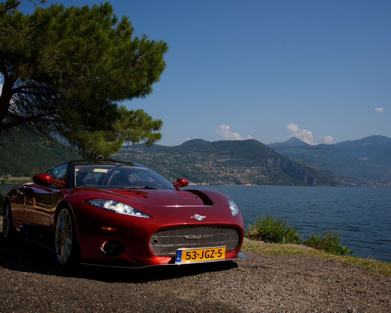 Красивый автомобиль у воды