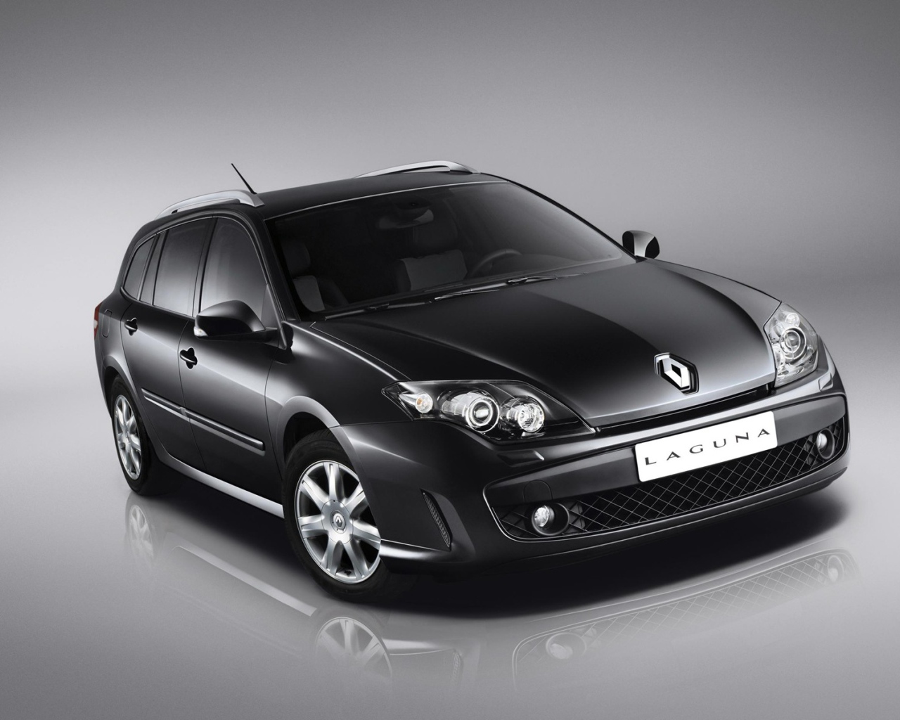 Черная Renault Laguna