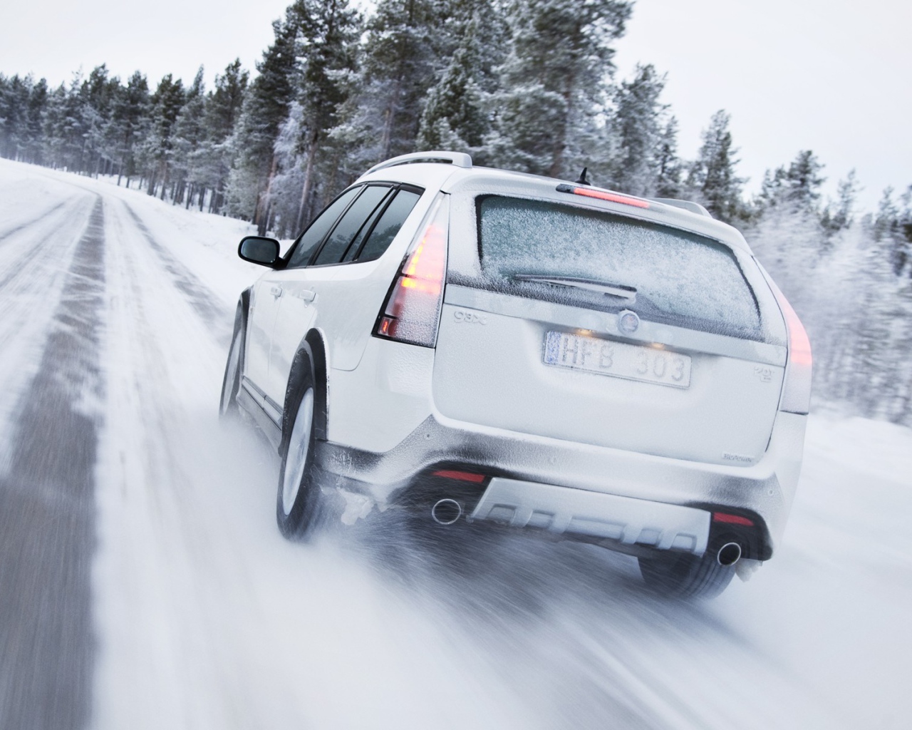 На заснеженной дороге