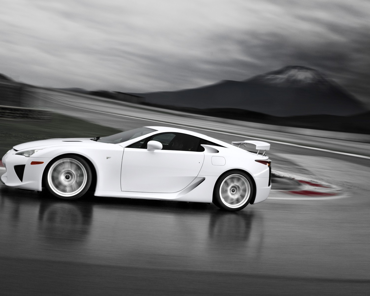 Спортивная машина на трассе