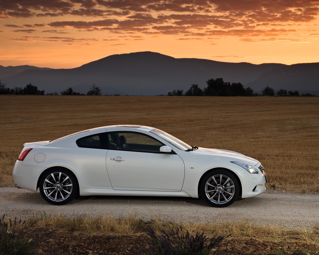 Белая автомашина