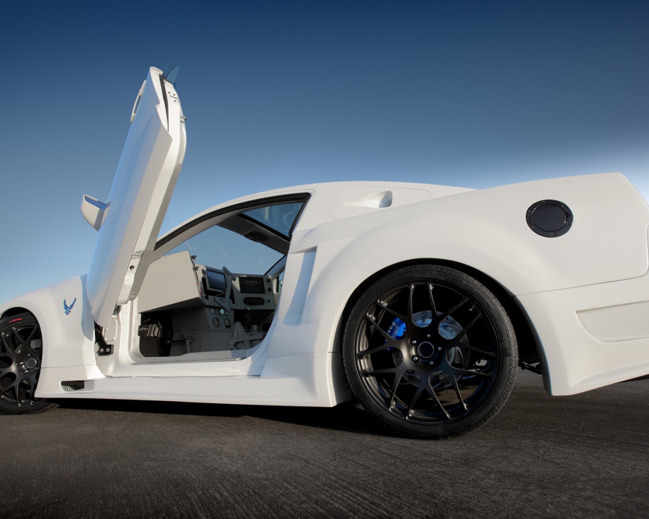 Белый спорткар