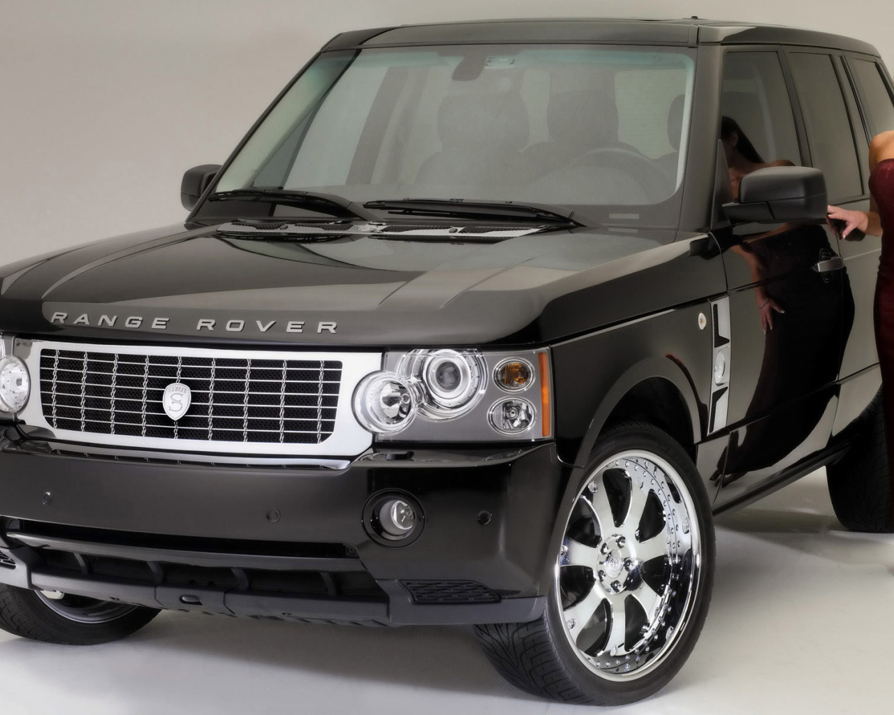 Черный внедорожник