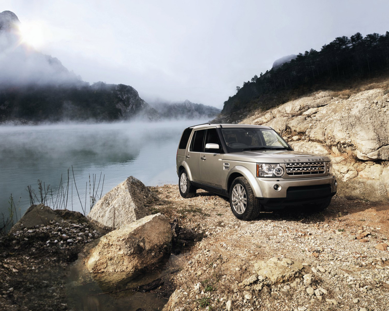 Внедорожник у озера