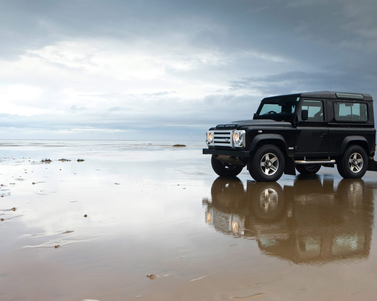Внедорожник на пляже