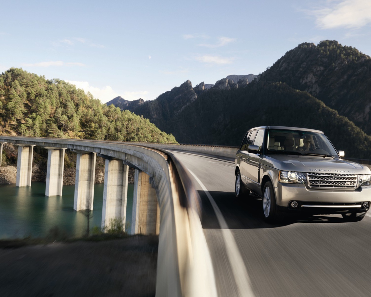 Rover на мосту