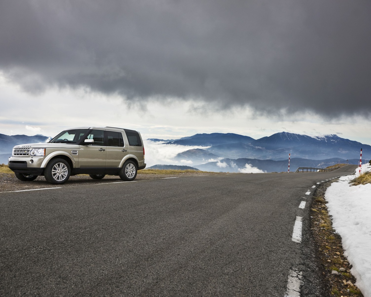 Rover на горной дороге