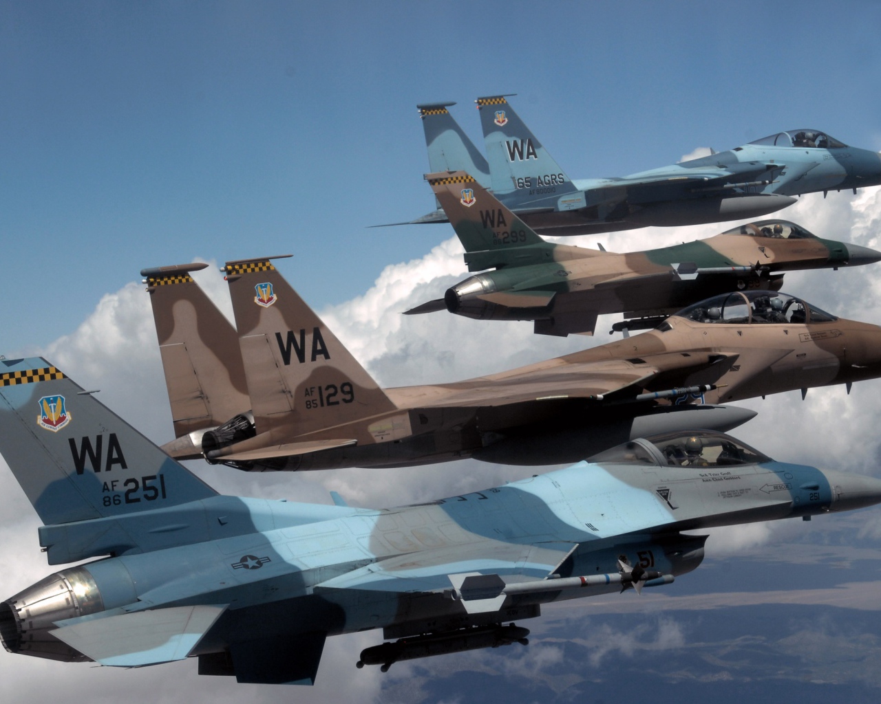 Истребители F18 и F16