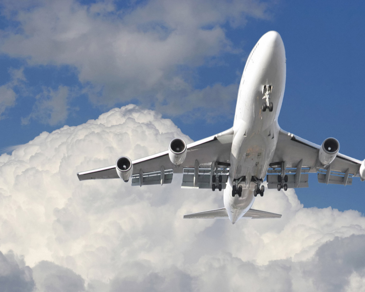 Полет в облаках