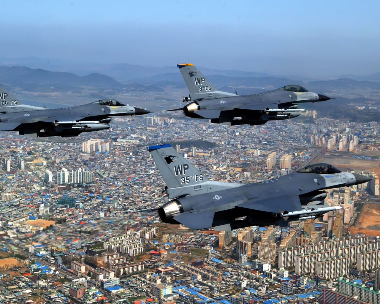 Военная авиация / полет над городом