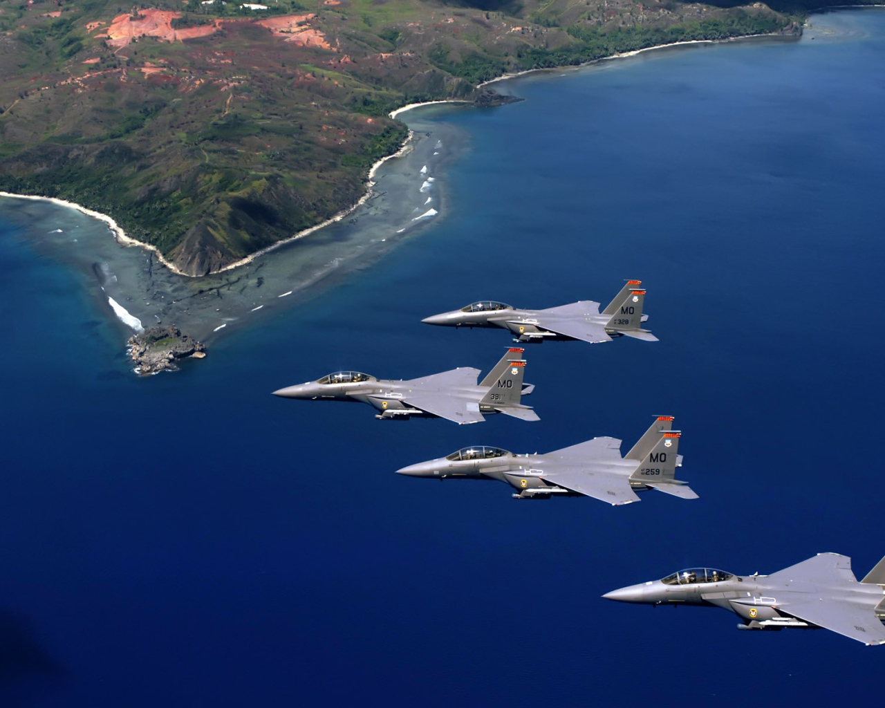 Военная авиация / полет над береговой линией