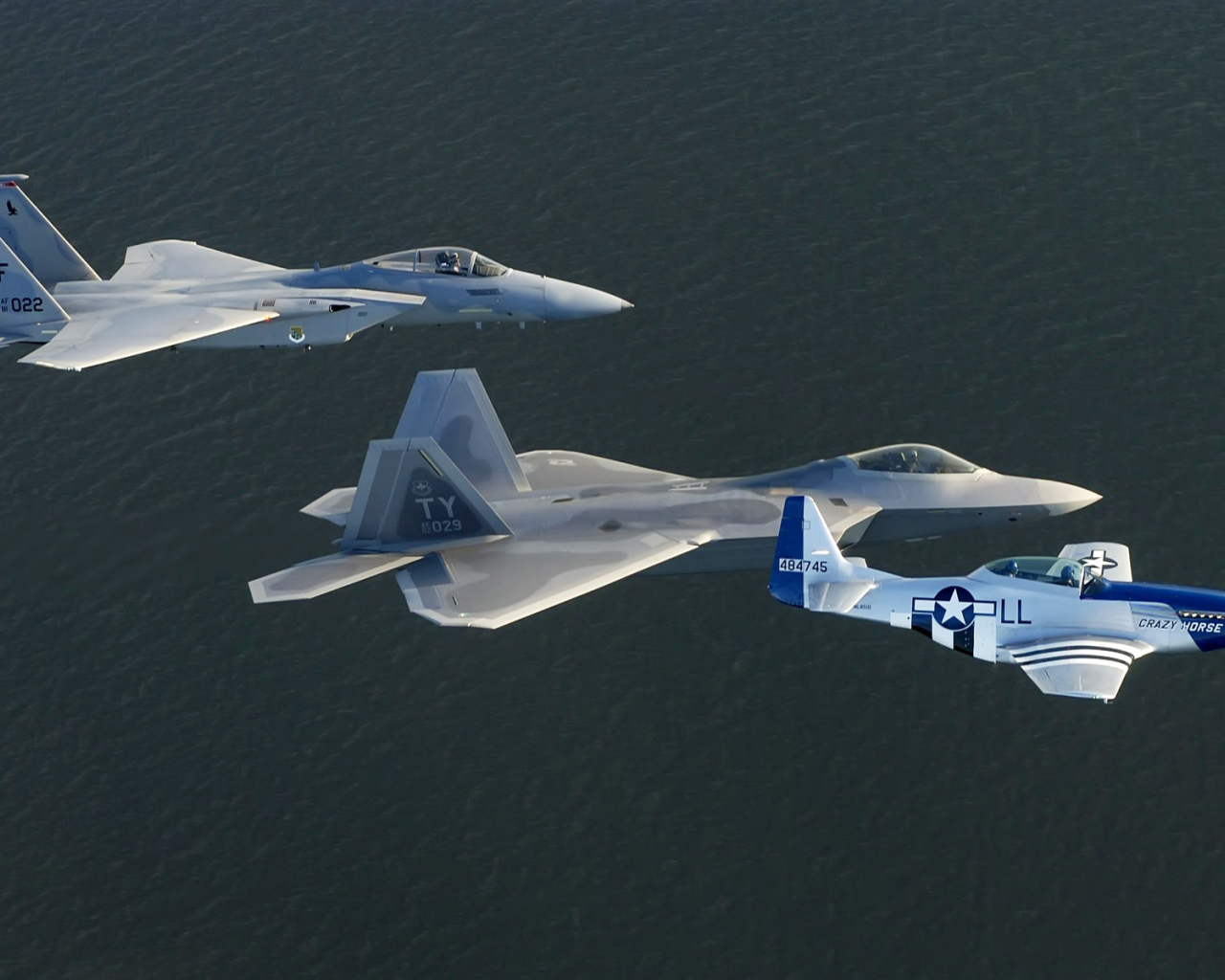 Военная авиация / полет над морем