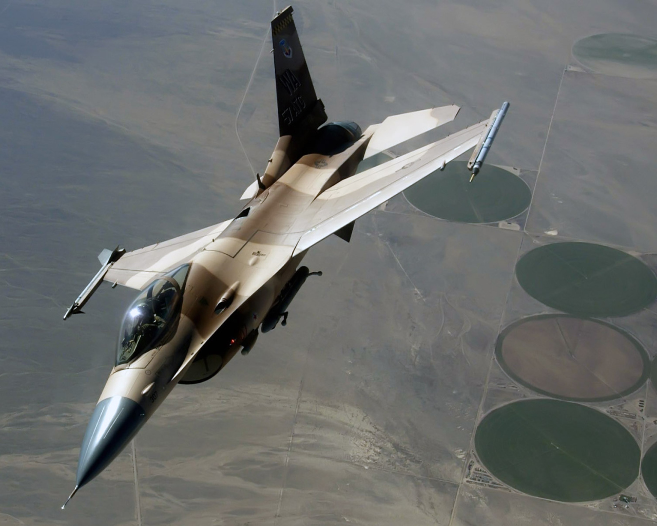 Военная авиация / полет над штатом Невада