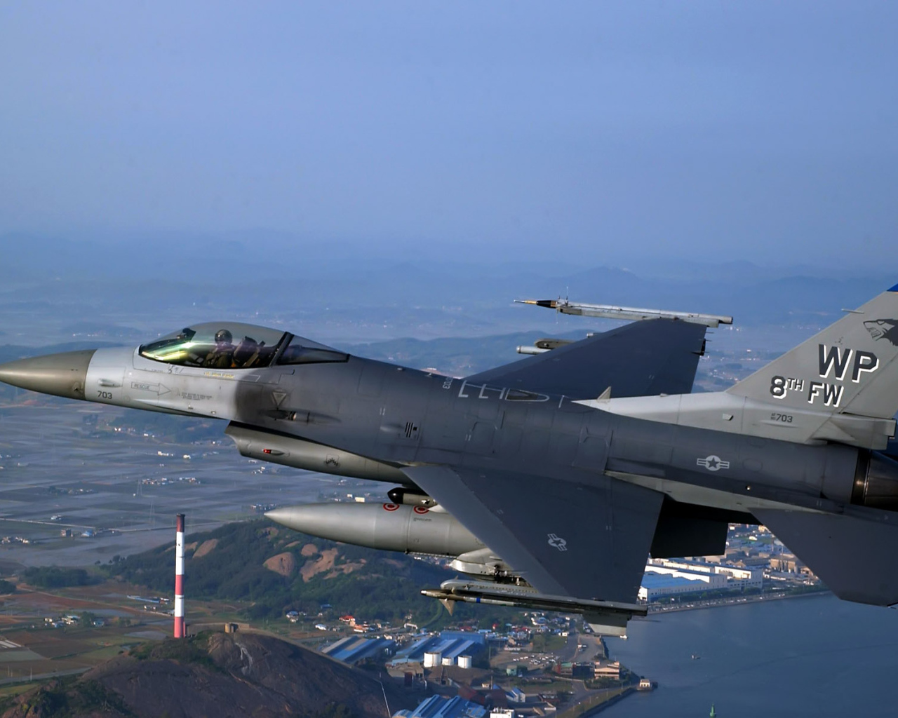 Военная авиация / в облаках над городом