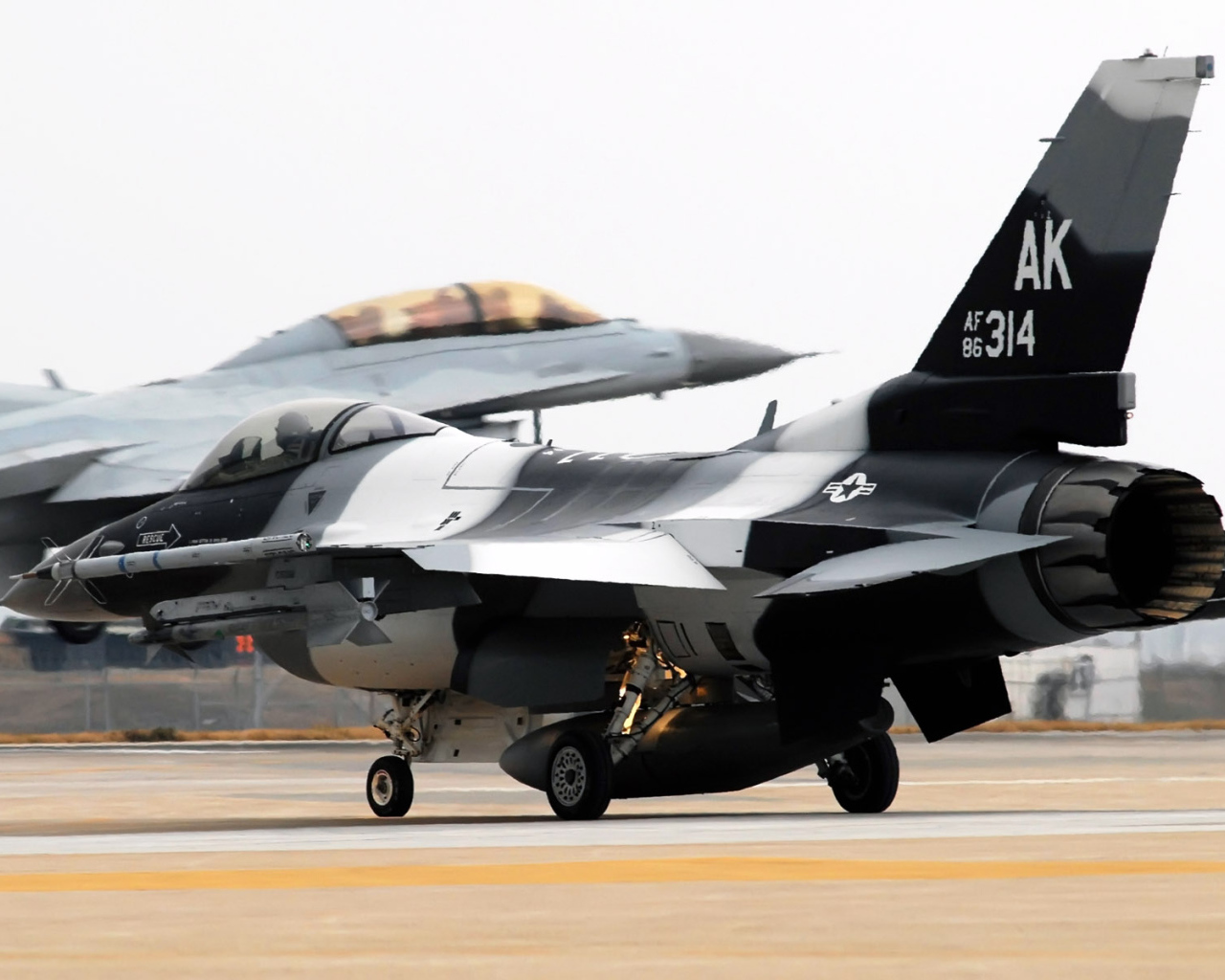 Военная авиация / полосатый истребитель