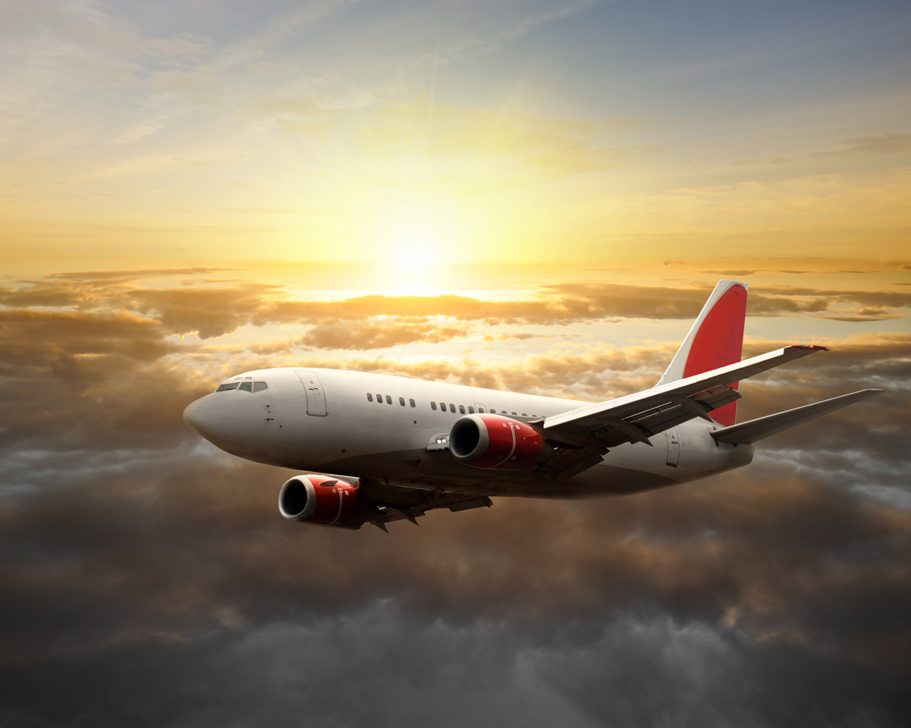 Самолет в небе над облаками