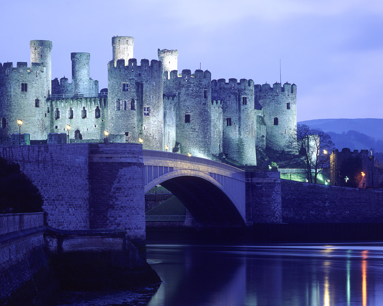 Замок возле реки