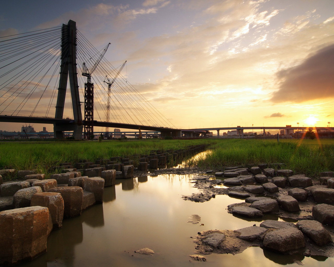 Пруд у моста