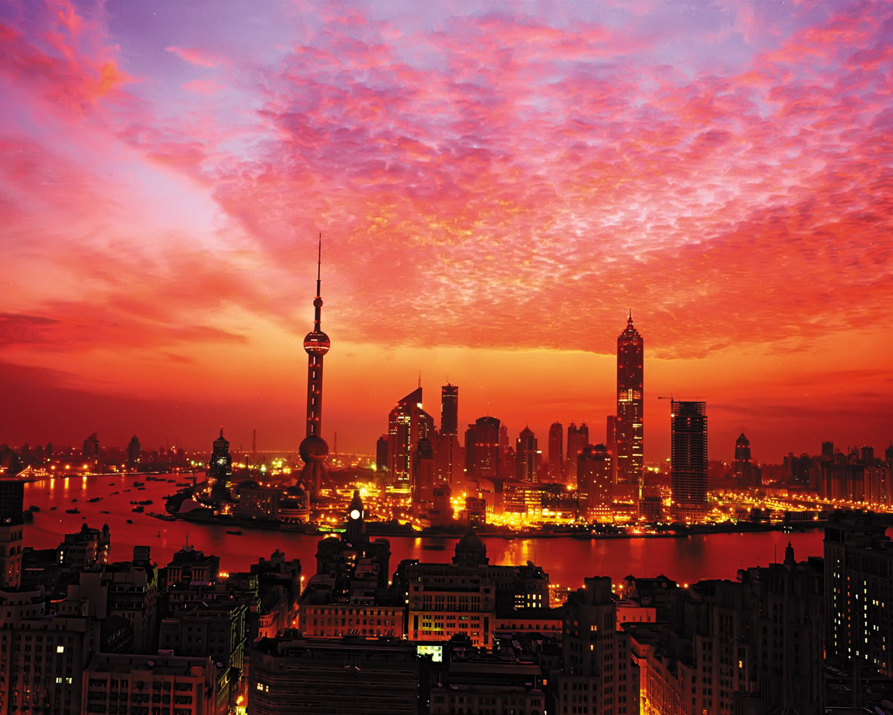 Багровое небо над городом