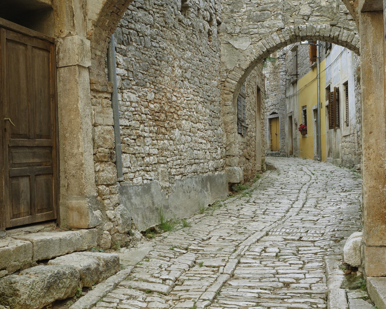 Узкая улочка старого города