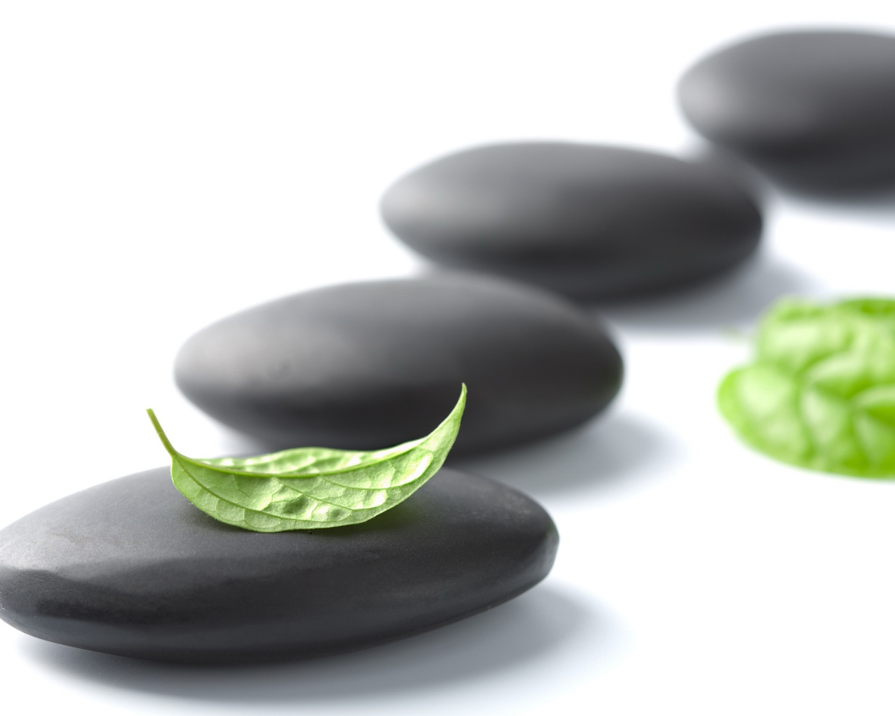 Черная галька