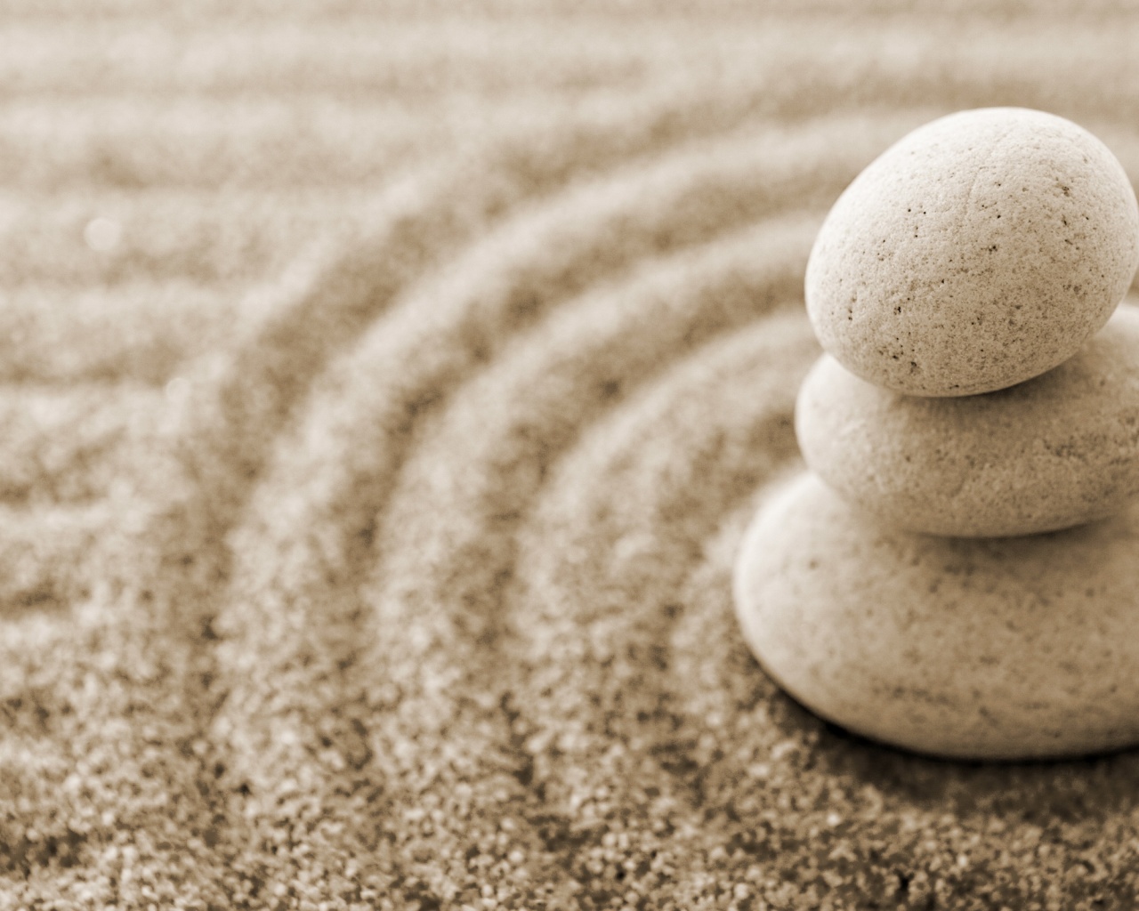 Камни на песке