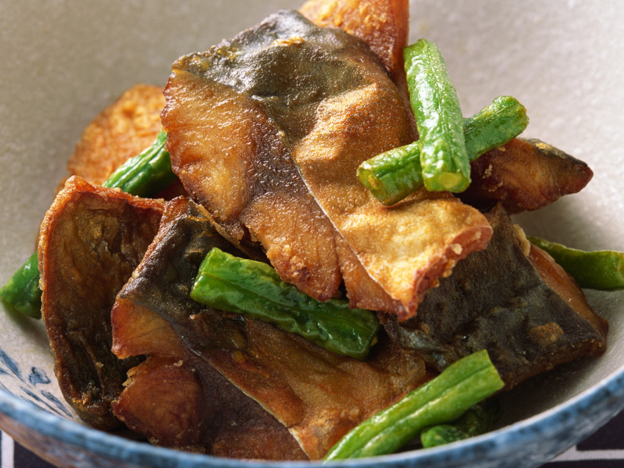 Кусочки рыбы приправленные фасолью