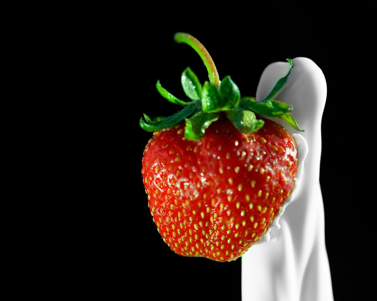 Клубника с молоком