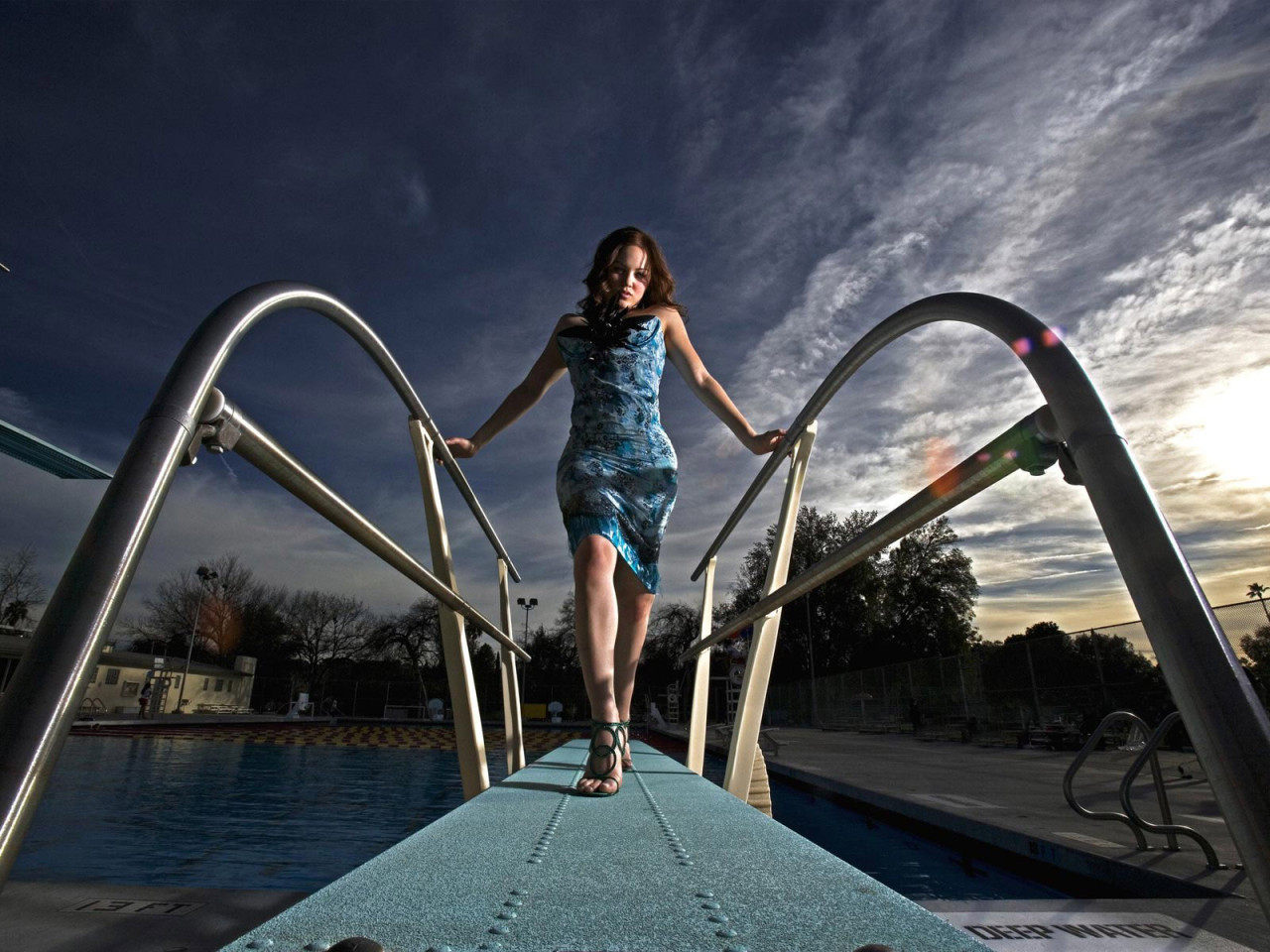 Красавица у бассейна