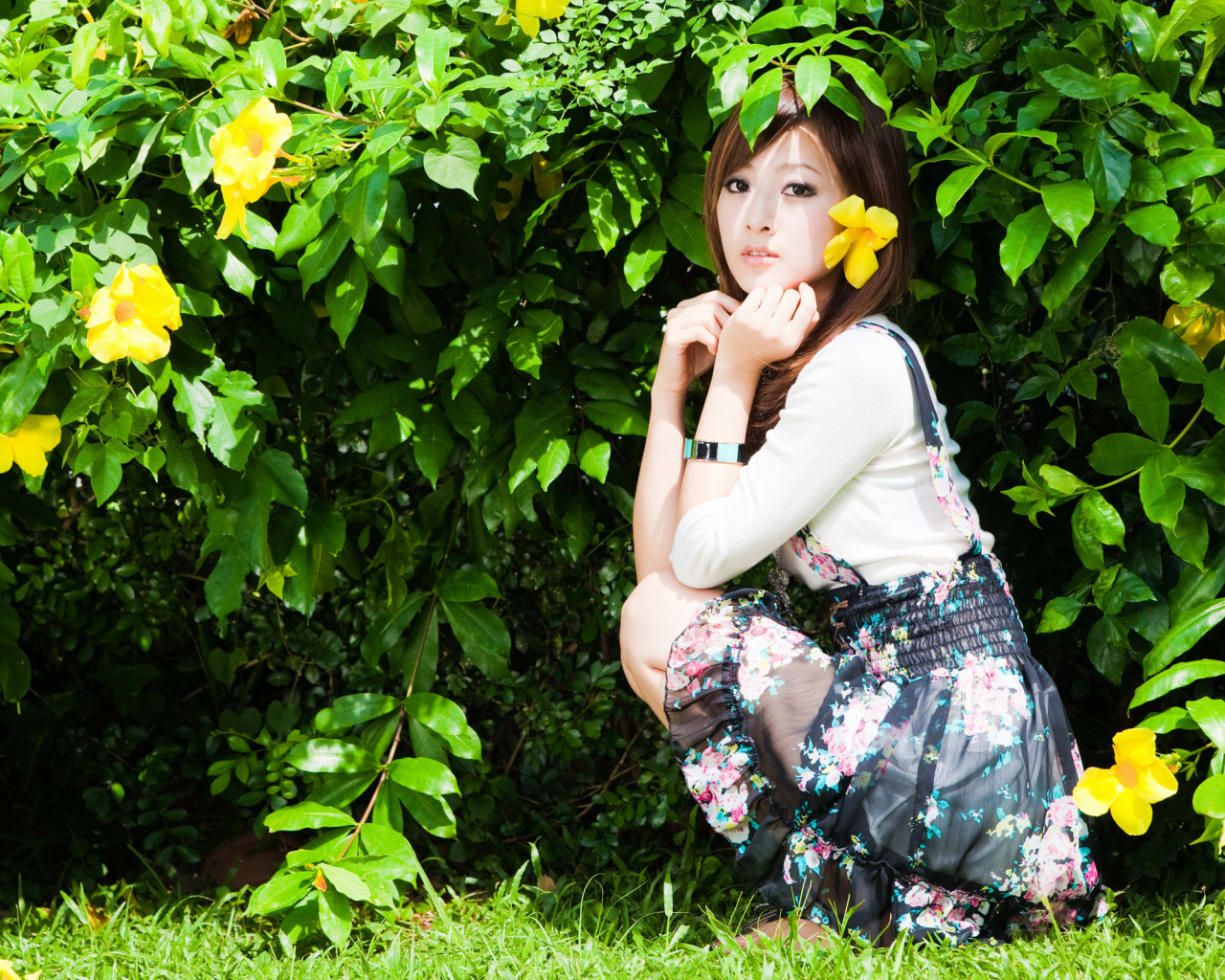 Девушка в саду