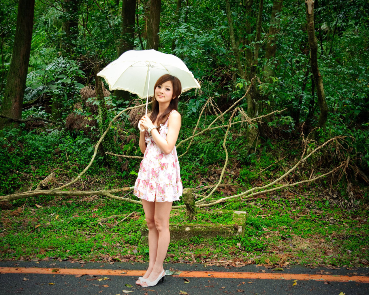 Девушка в лесу