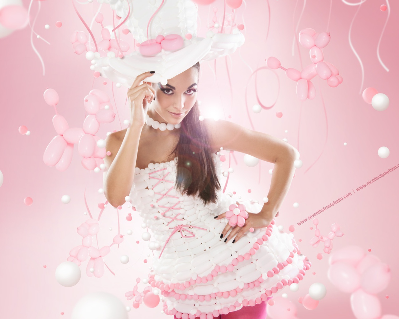 Красивая девушка в розовом