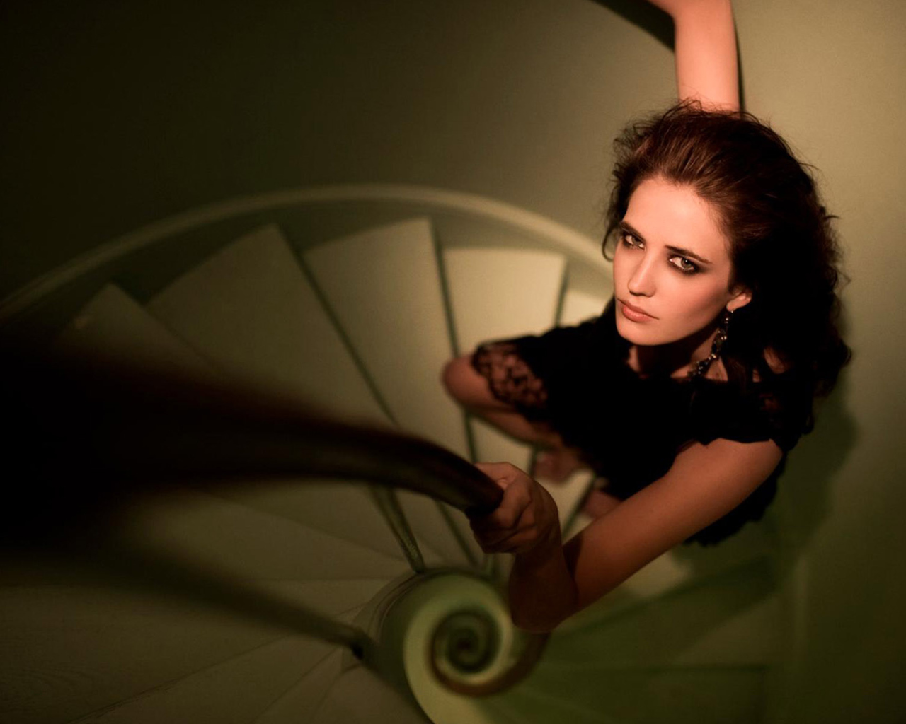 Девушка на лестнице