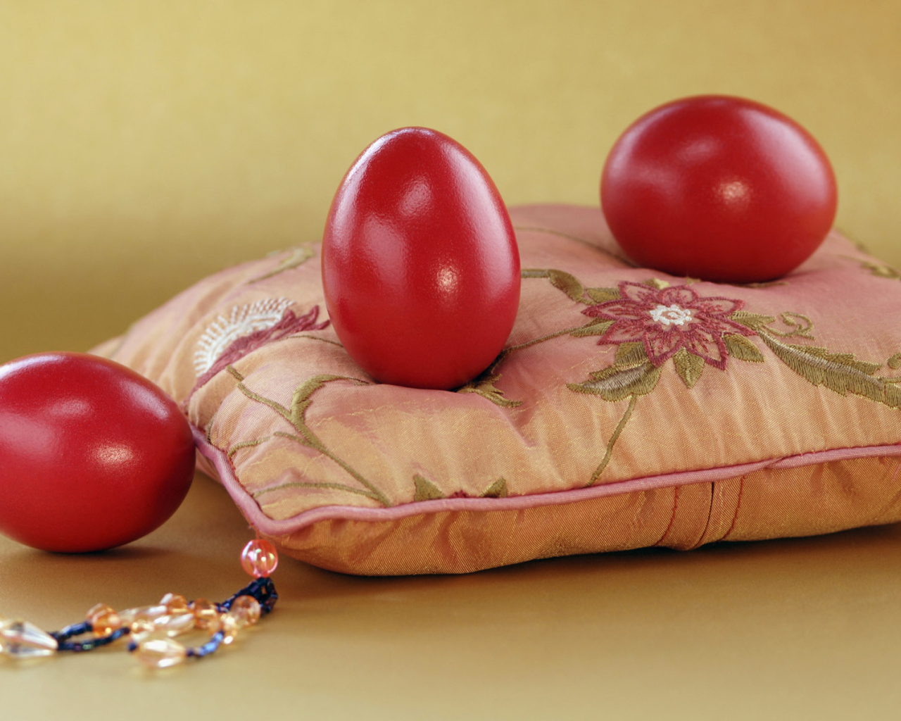 Красные пасхальные яички